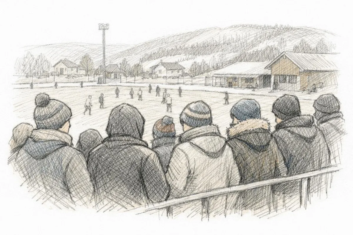 Tegning av tilskuere i tribunen på en fotballkamp i kaldt vær